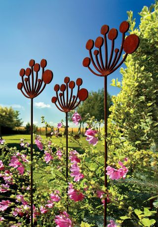 lawn decoration ideas: rusted cow parsley design