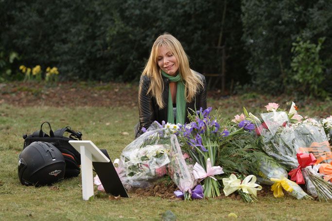 Ronnie collapses at Danielle&#039;s grave