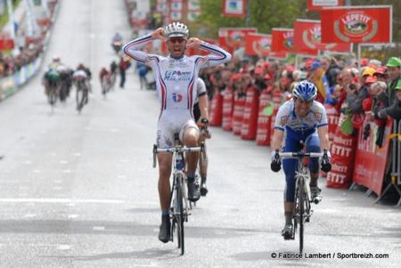 Pierre Luc Perichon (La Pomme Marseille) prevails over Cyril Bessy (Saur Sojasun)