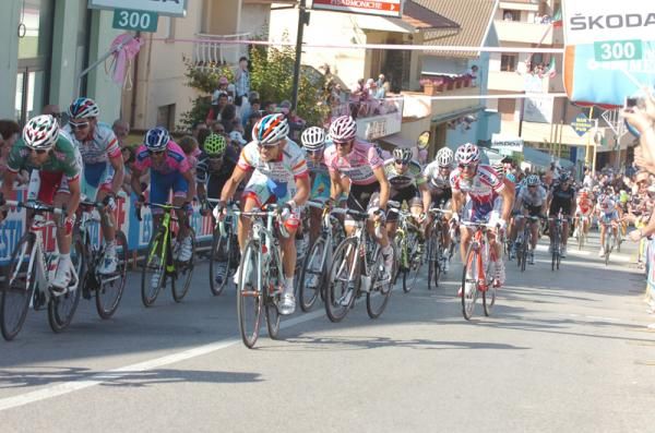 Jose Serpa leads race leader Alberto Contador