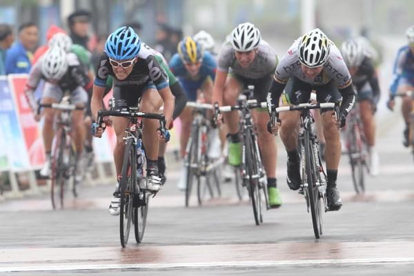 Elizabeth Armitstead (Garmin-Cervelo) sprints to victory ahead of Ina Yoko Teutenberg (HTC-HighRoad) and Annemiek Van Vleuten (Nederland Bloeit)