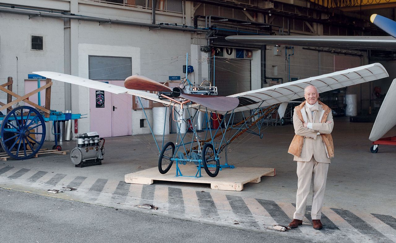 Man standing in front of a plane