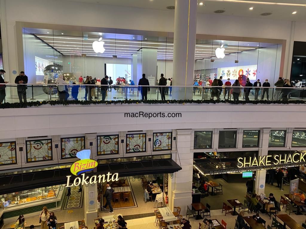 Istanbul Apple Store Queue