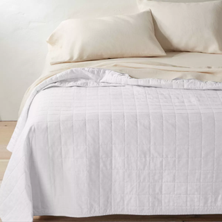 white-colored linen blend quilt