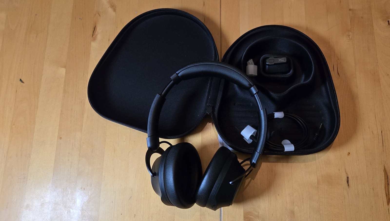 The HyperX Cloud MIX 2 headset and carrying case