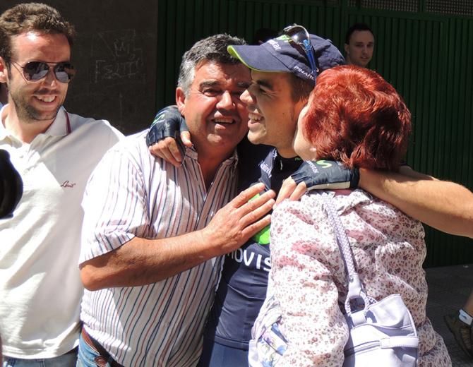 Herrada enjoys the victory with his parents