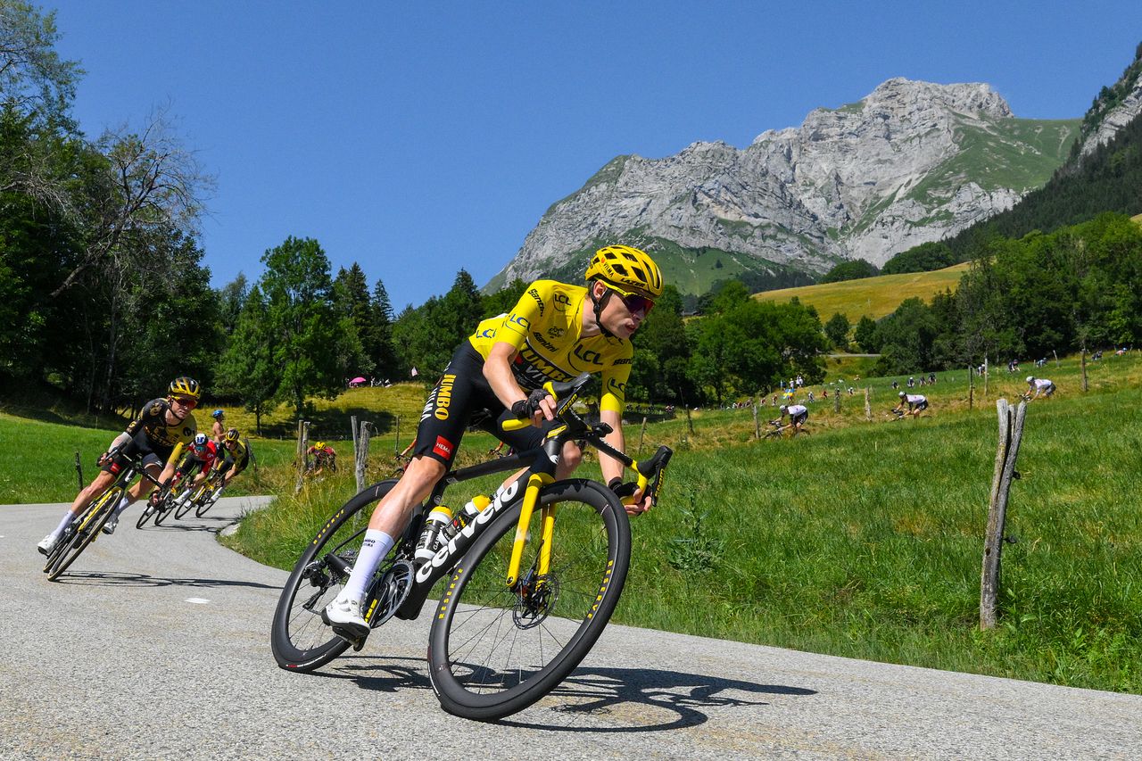 Jonas Vingegaard descends in the yellow jersey at the 2023 Tour de France