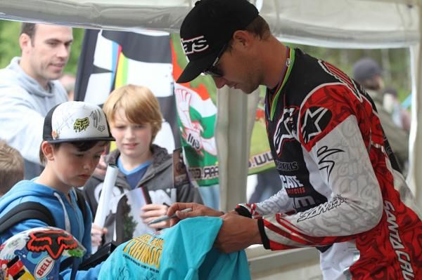 Greg Minnaar (Santa Cruz Syndicate) signs autographs.