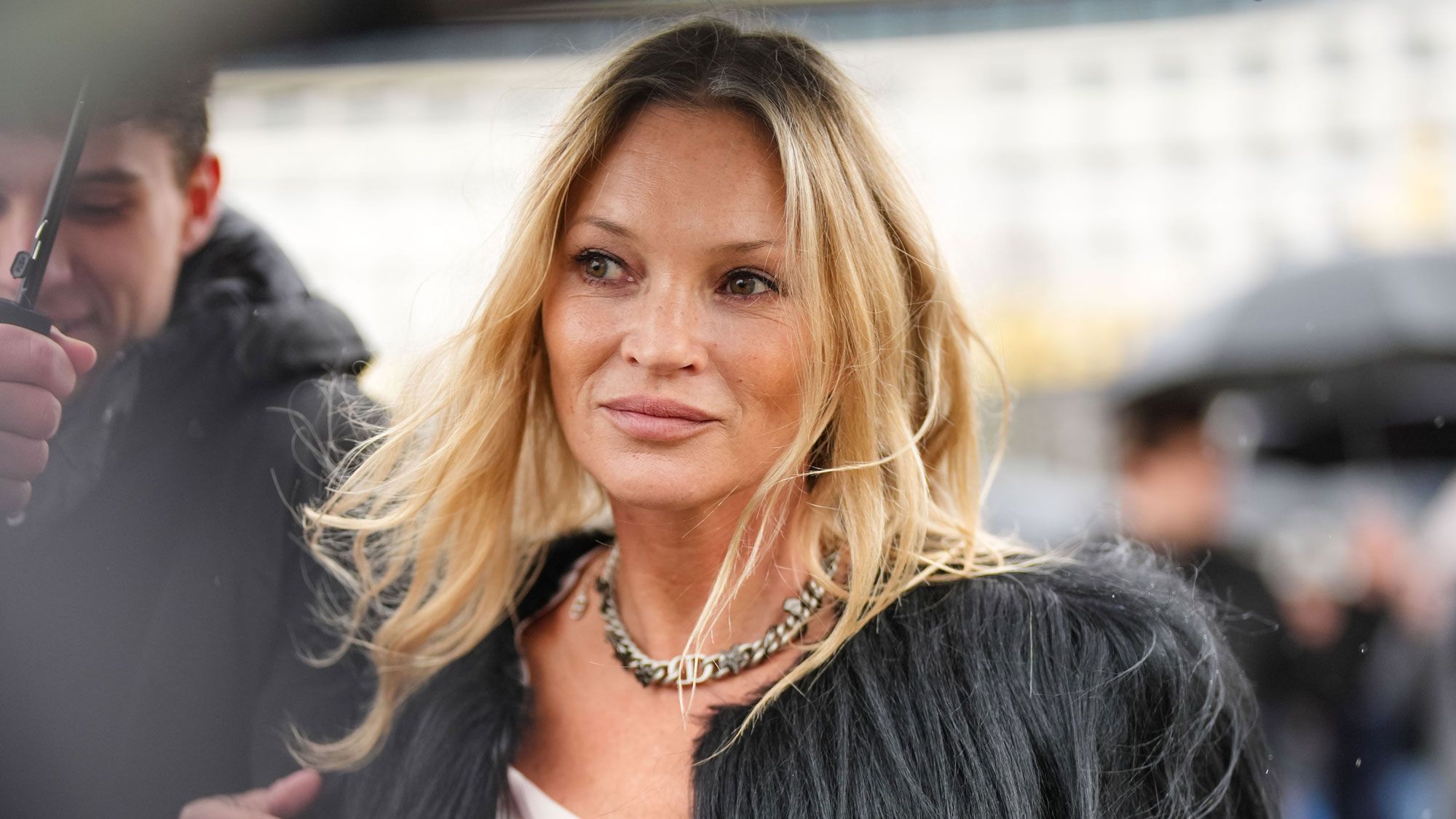 Kate Moss Wouldn't Dare Wear Jeans to Check In to Paris's Hardest-to-Book  Hotel—*This* Pant Trend Is Way Chicer