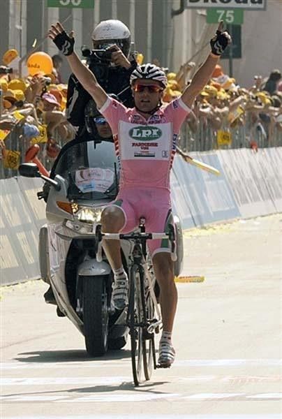 Danilo Di Luca (LPR Brakes - Farnese Vini) wins the stage and keeps the leader's jersey.