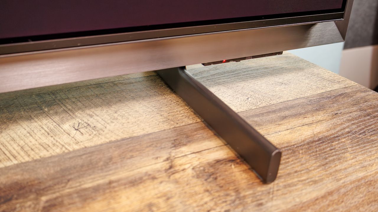 The foot stand of a Samsung S95H OLED TV
