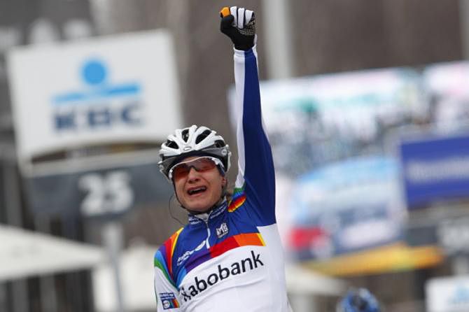 Marianne Vos wins the 2013 Tour of Flanders