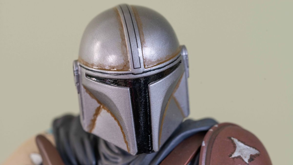 The helmet on the Gentle Giant Mandalorian 1:7 scale statue