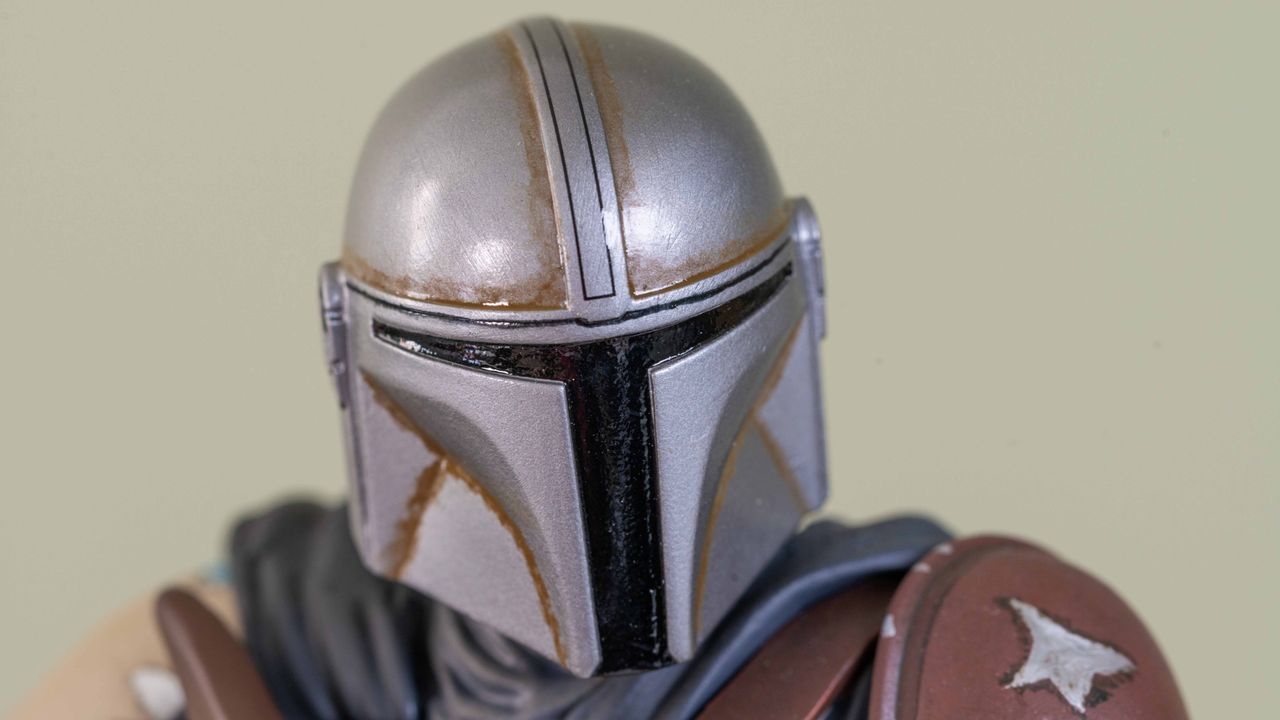 The helmet on the Gentle Giant Mandalorian 1:7 scale statue