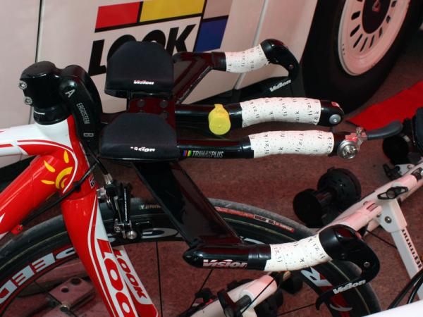 This Cofidis rider has to use Look's dual-pivot Ergostem to get his bars low enough.