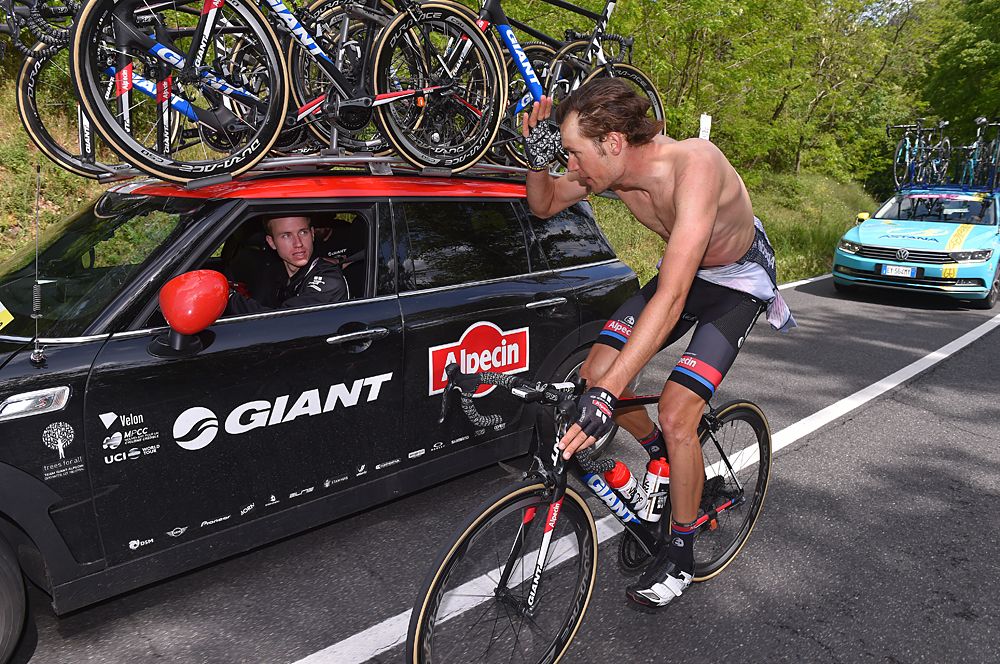 Georg Preidler (Giant-Alpecin) has a mid-race wardrobe change