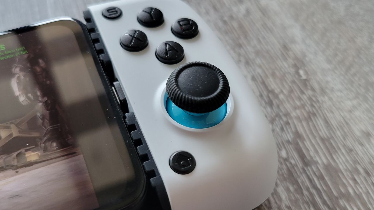 Gamesir X3 closeup thumbstick