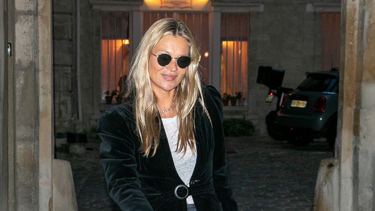 La combinaison blazer en velours et bottes hautes de Kate Moss est cool et décontractée à son meilleur.