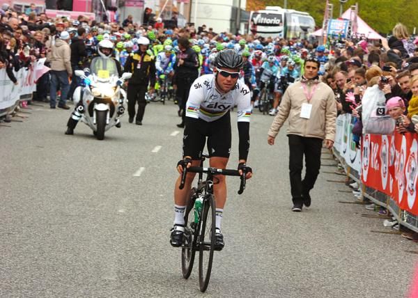 Mark Cavendish (Sky) rolls to the start