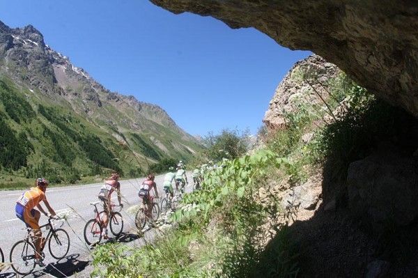 The peloton heads down the Alpine road.