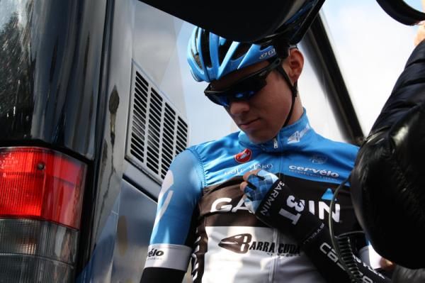 Alex Howes (Garmin-Barracuda) tests his radio