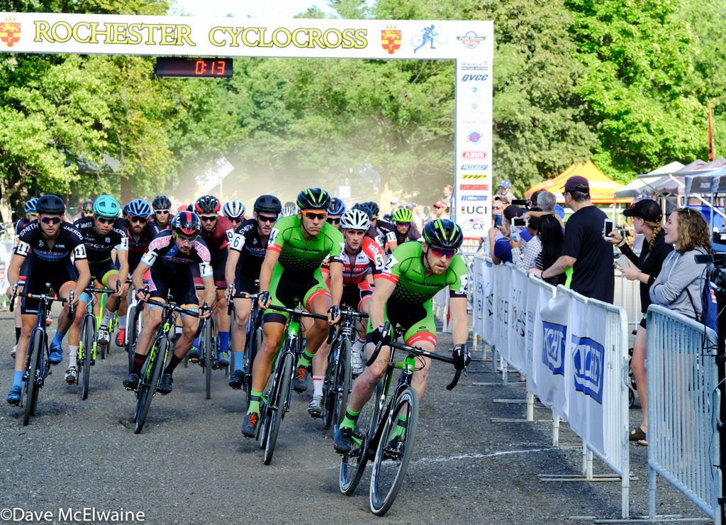 Stephen Hyde (Cannondale) takes the hole-shot