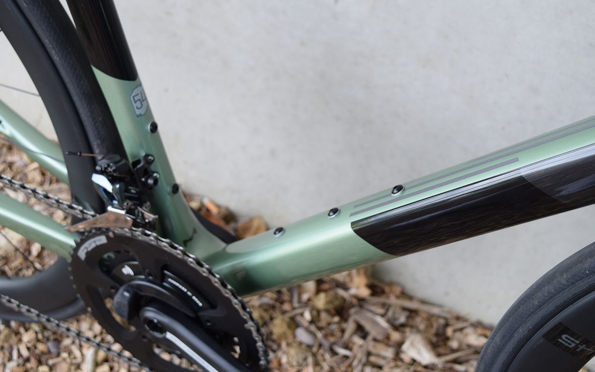 Three bottle cage mounts allow for a lower and more aero bottle position when riding with a single bidon