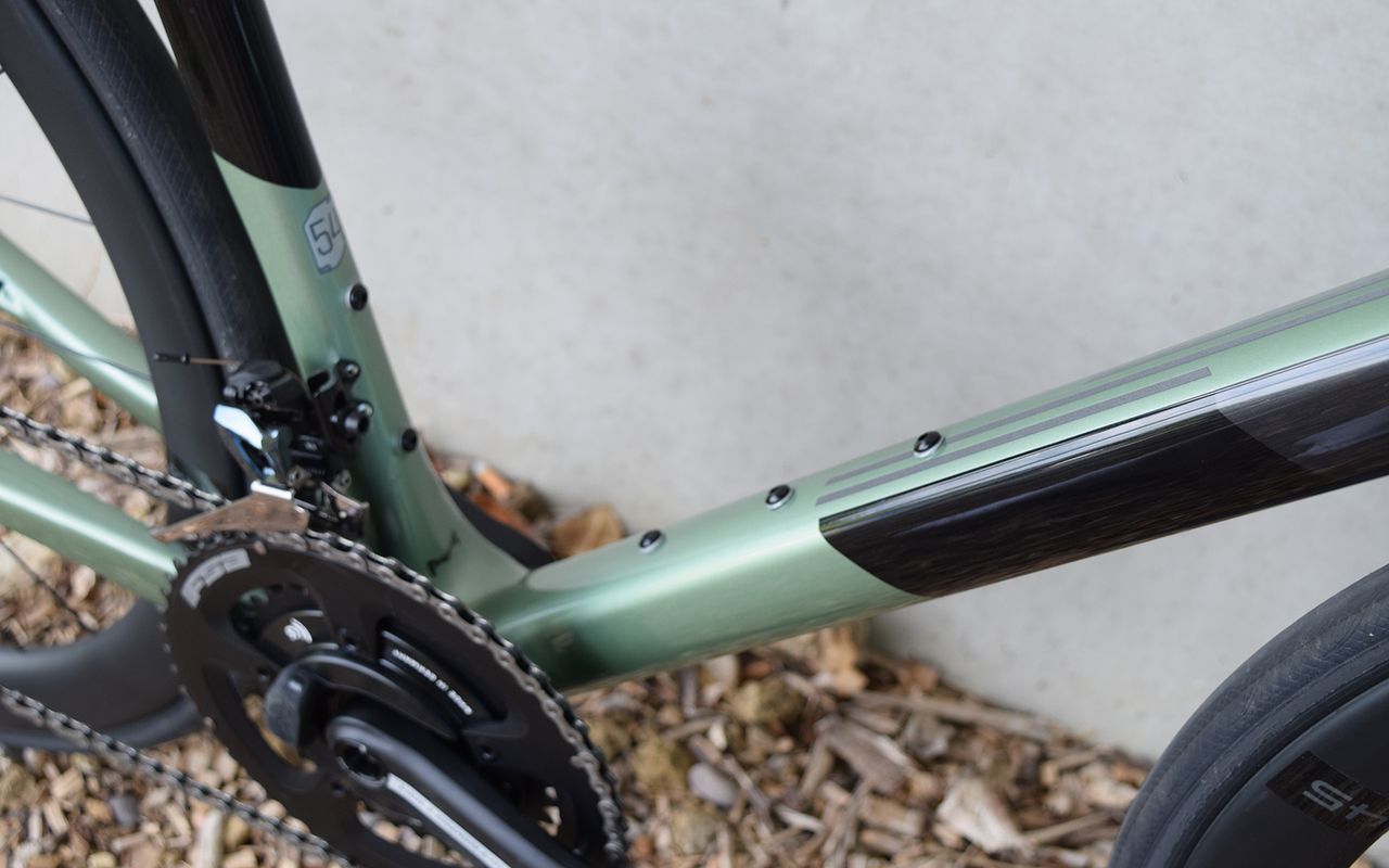 Three bottle cage mounts allow for a lower and more aero bottle position when riding with a single bidon