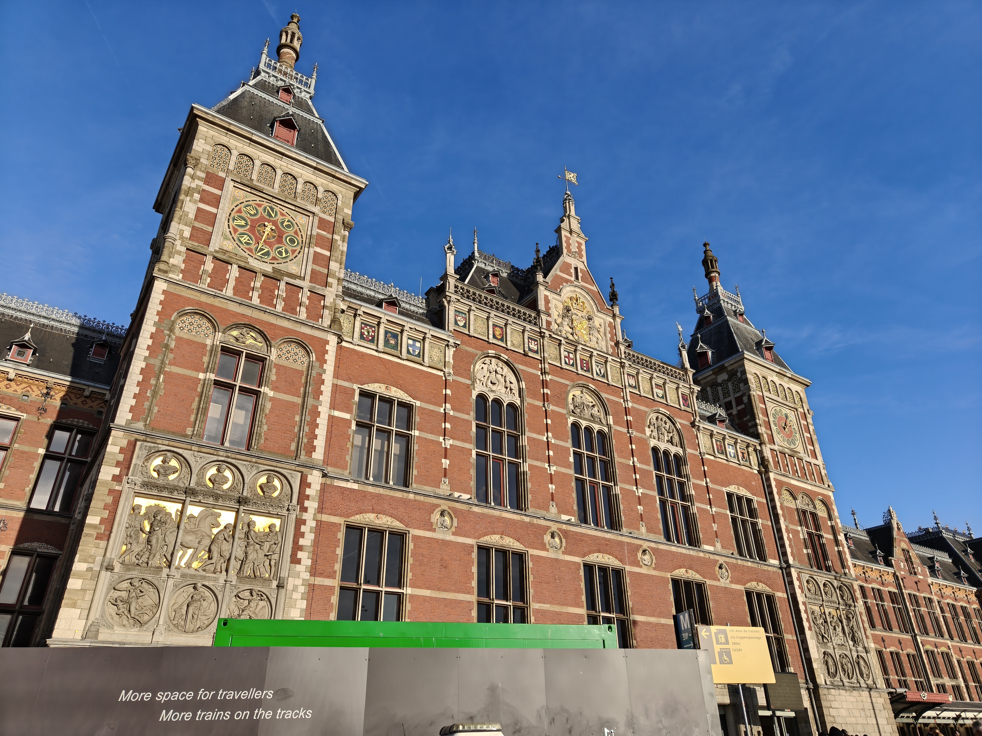 Oppo Find X8 camera sample Amsterdam Centraal 1x zoom