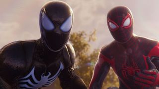 Peter Parker e Miles Morales em seus ternos do Homem-Aranha, agachados lado a lado e olhando para a câmera. Peter está usando o traje simbiótico preto
