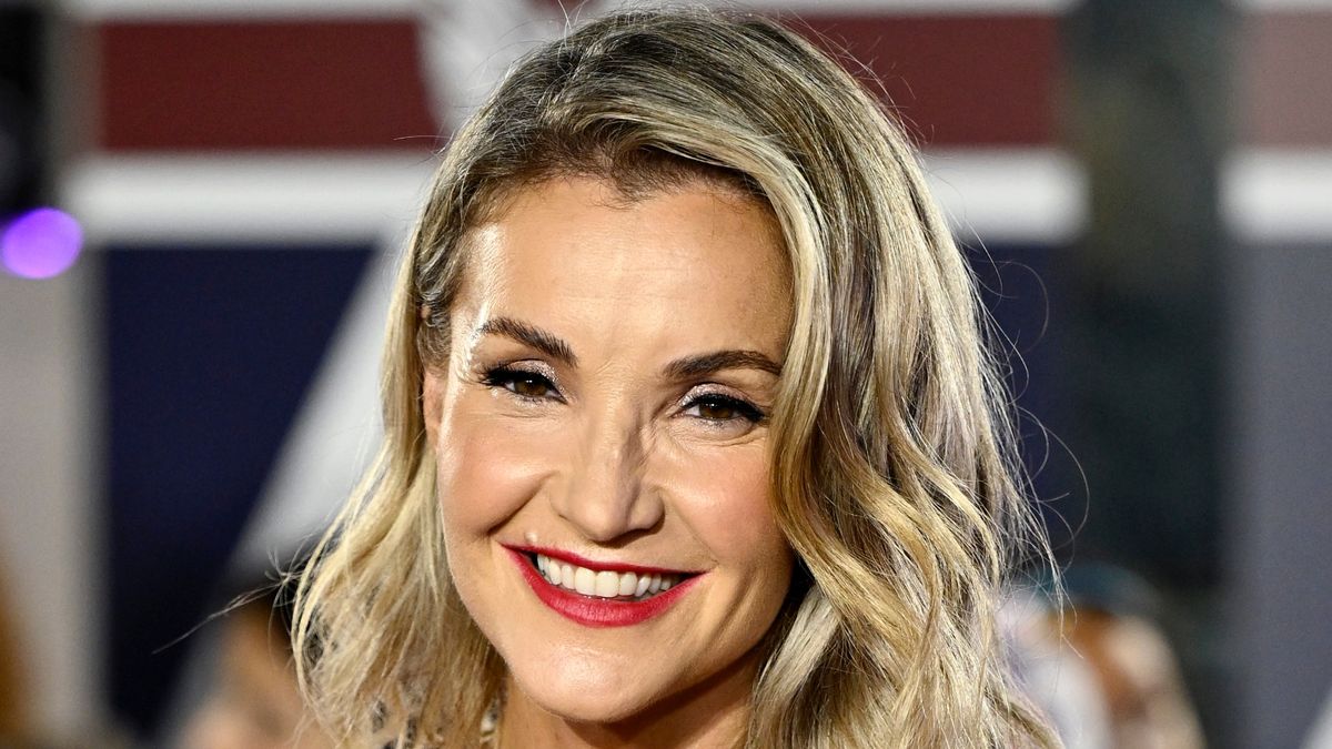 Helen Skelton est une reine des neiges en paillettes argentées 