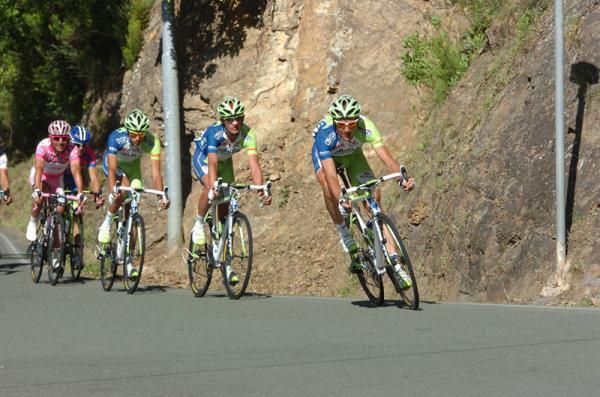 Liquigas-Cannondale team lead the chase