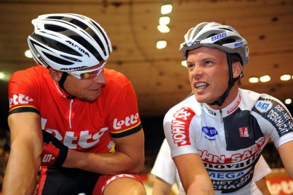 Iljo Keisse (r) and Robert Bartko chat before the start.