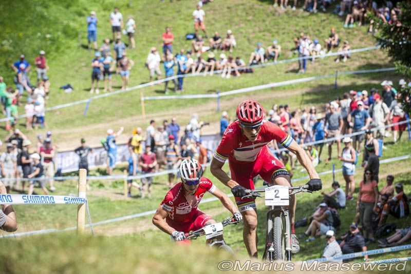 Jaroslav Kulhavy (Specialized Racing) leads Nino Schurter (Scott-Odlo MTB Racing Team)