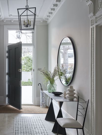 What colors brighten up an entryway? 5 shades that will bring light and ...