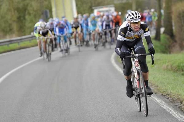 Thomas De Gendt (Topsport Vlaanderen - Mercator) attacks the field.