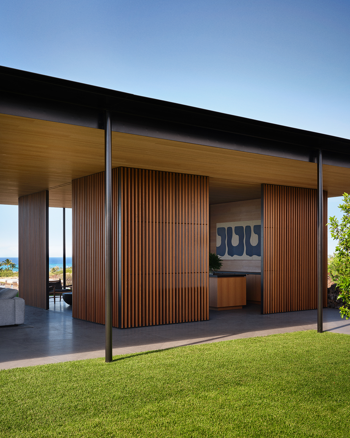 Hawaii house by oslon kundig and leverone design by the sea, tall ceilings, contemporary spaces and art work, and lots of glazing