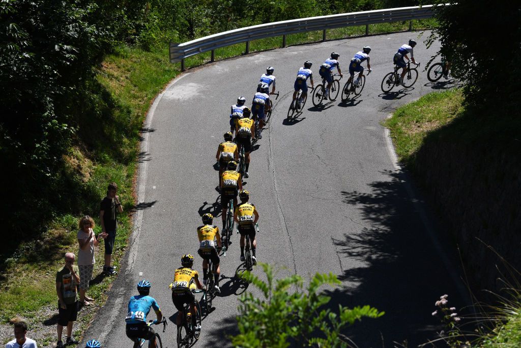 The peloton at Il Lombardia