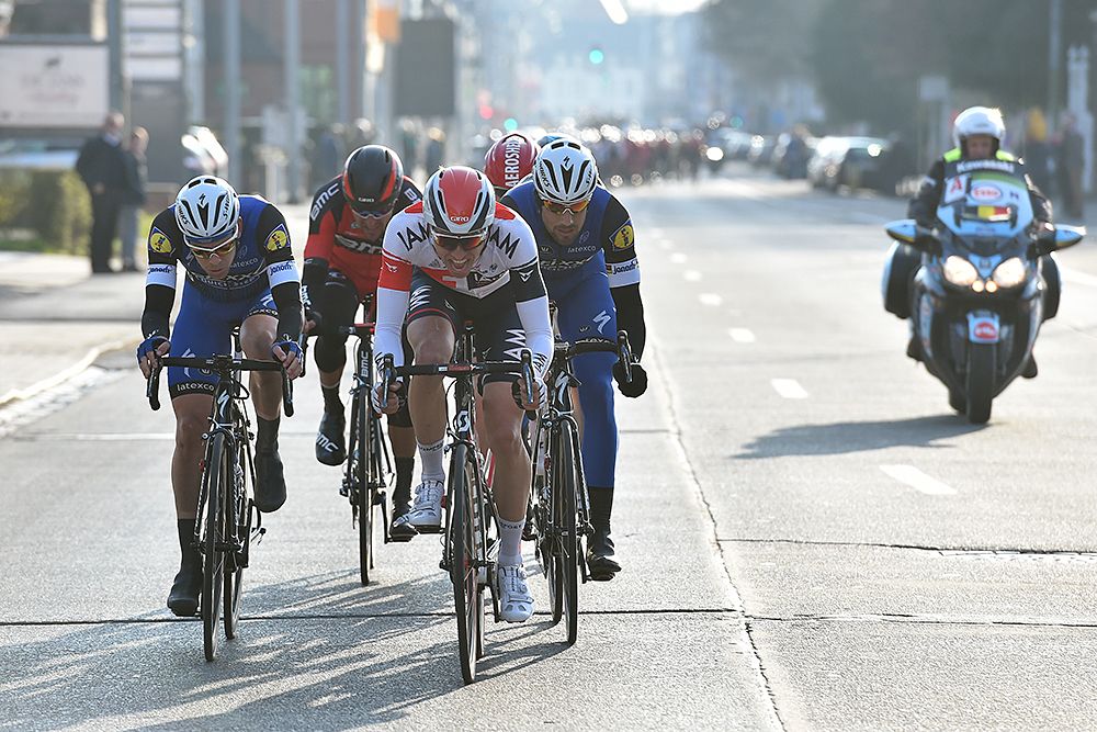 The peloton are right behind the chase group at Kuurne-Brussel-Kuurne