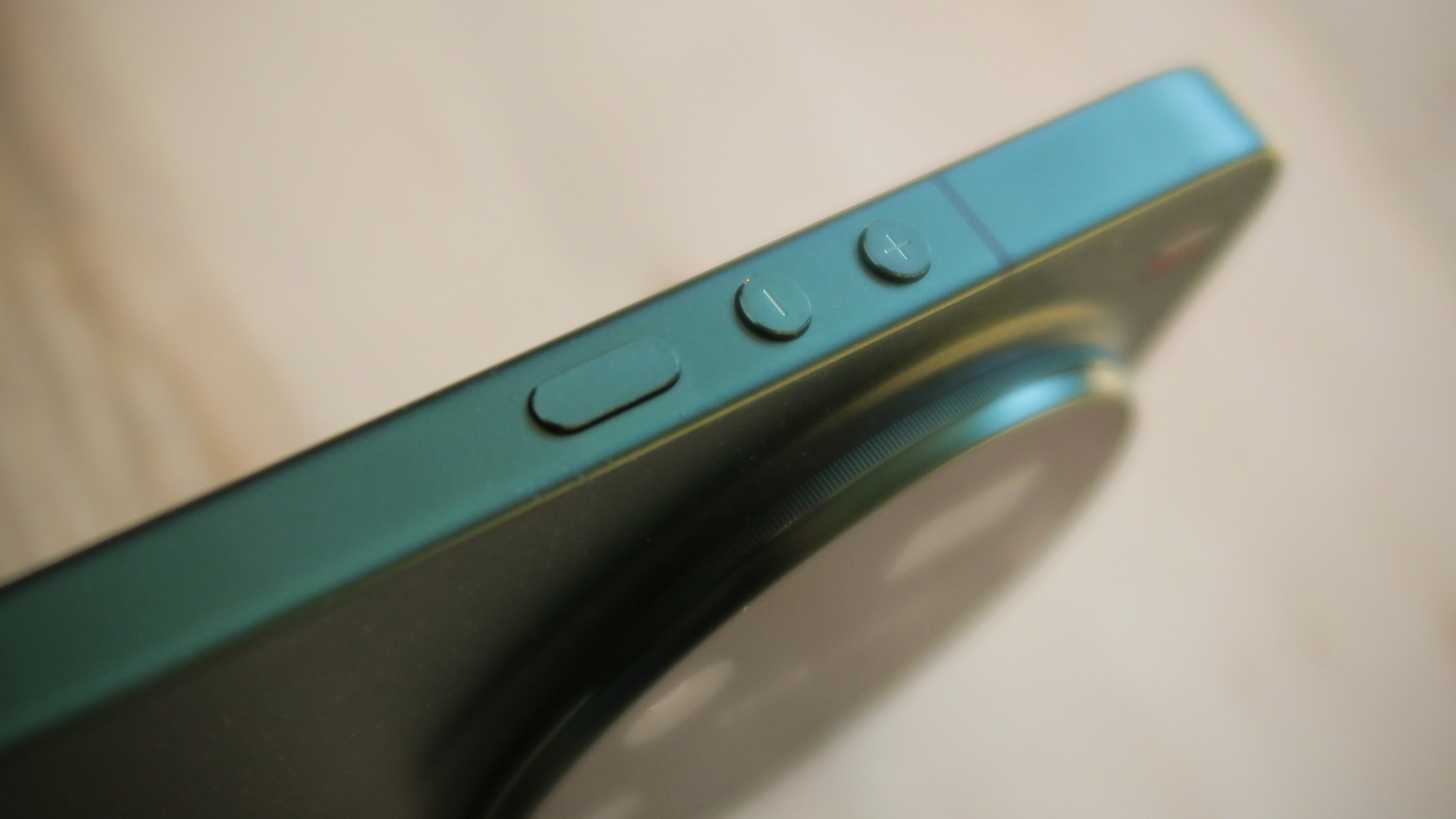 Xiaomi 17 Ultra review volume buttons