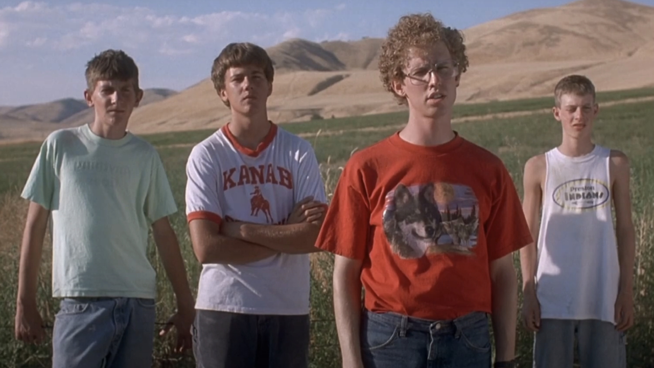 Jon Heder como Napoleón con sus compañeros de trabajo en la granja en Napoleon Dynamite