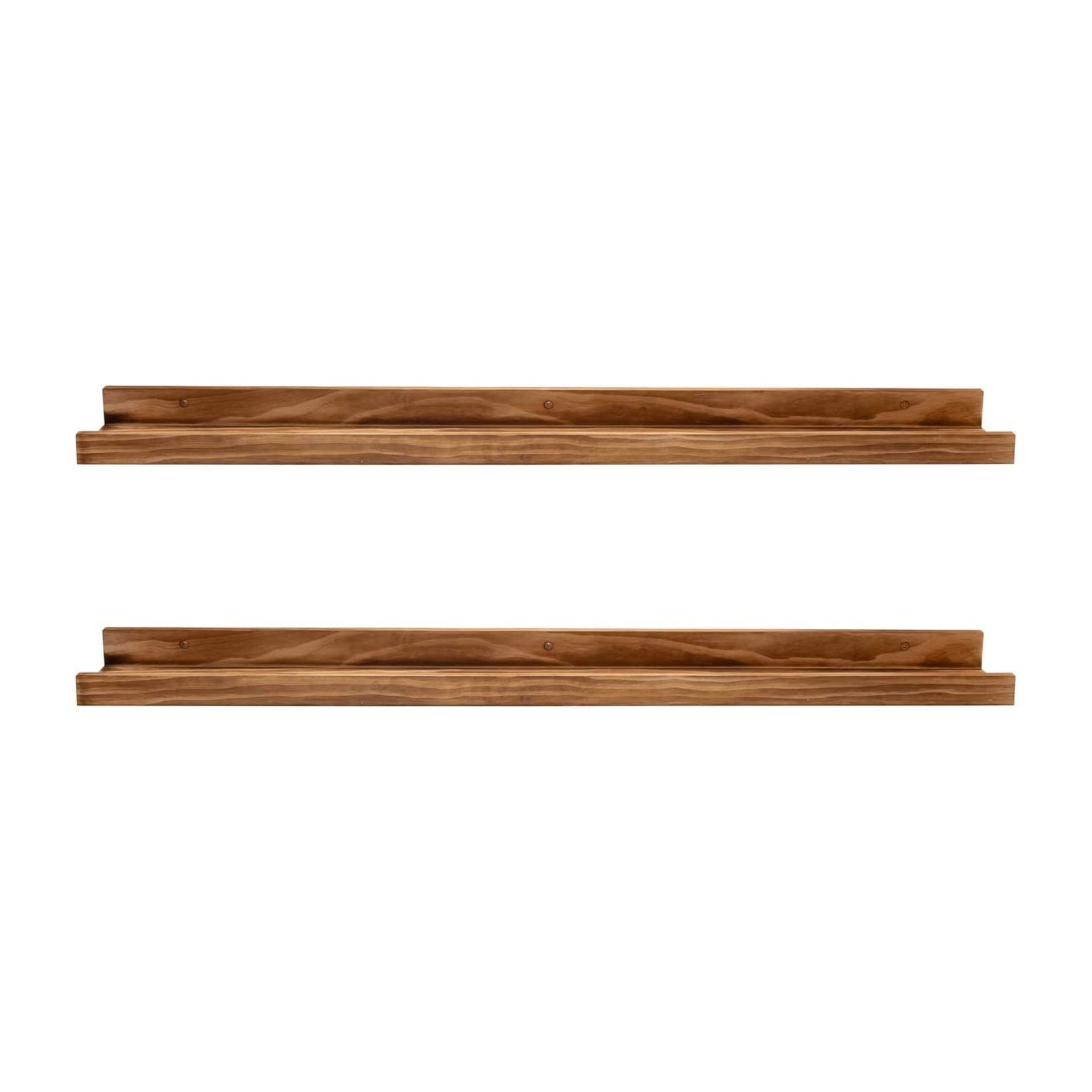 Rak kayu dengan latar belakang putih