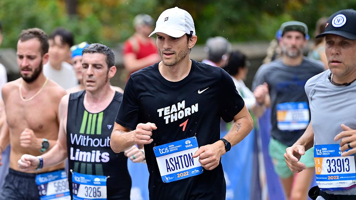 Ashton Kutcher running the 2022 NY Marathon with police escort.