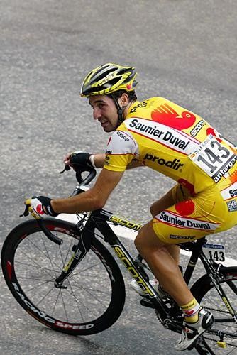 David De LaFuente (Saunier Duval-Prodir) comes up the Col du Portillon by himself.