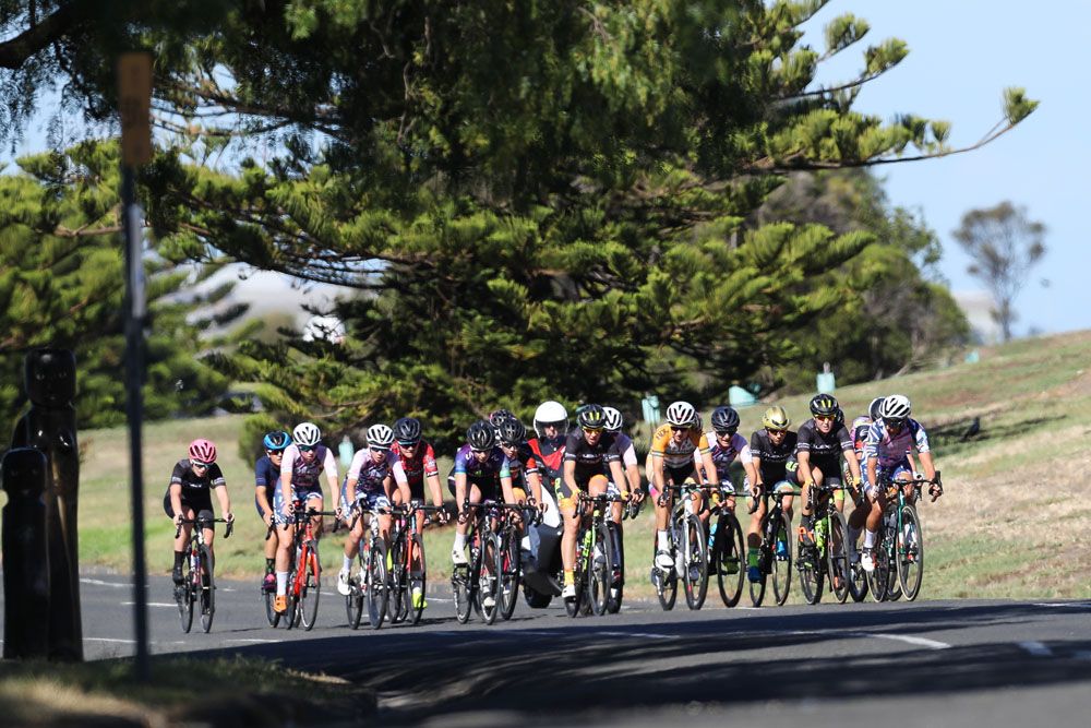 The peloton on day one of the women's Bay Crits