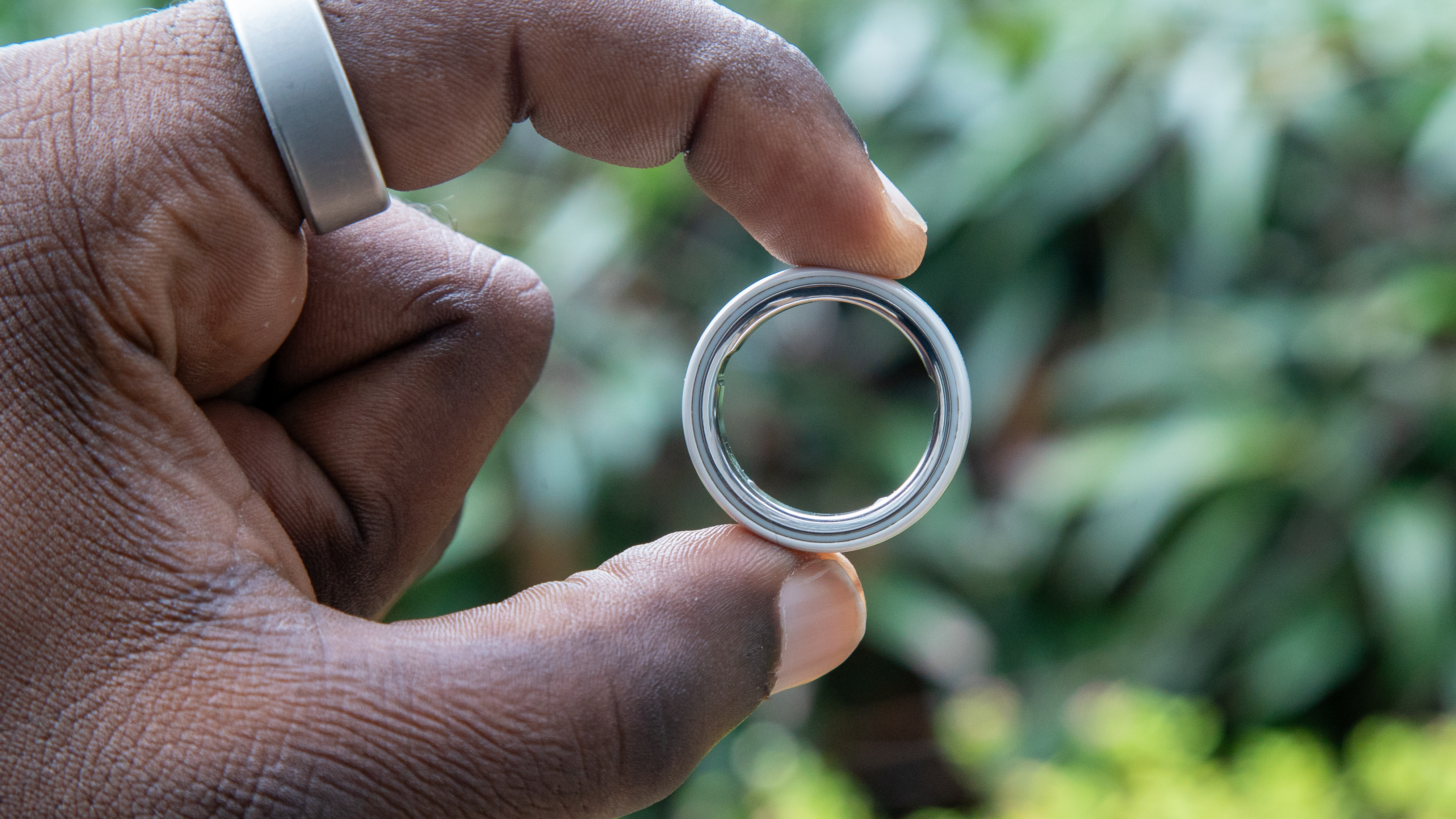 Oura Ring 4 Κεραμικό στο χέρι