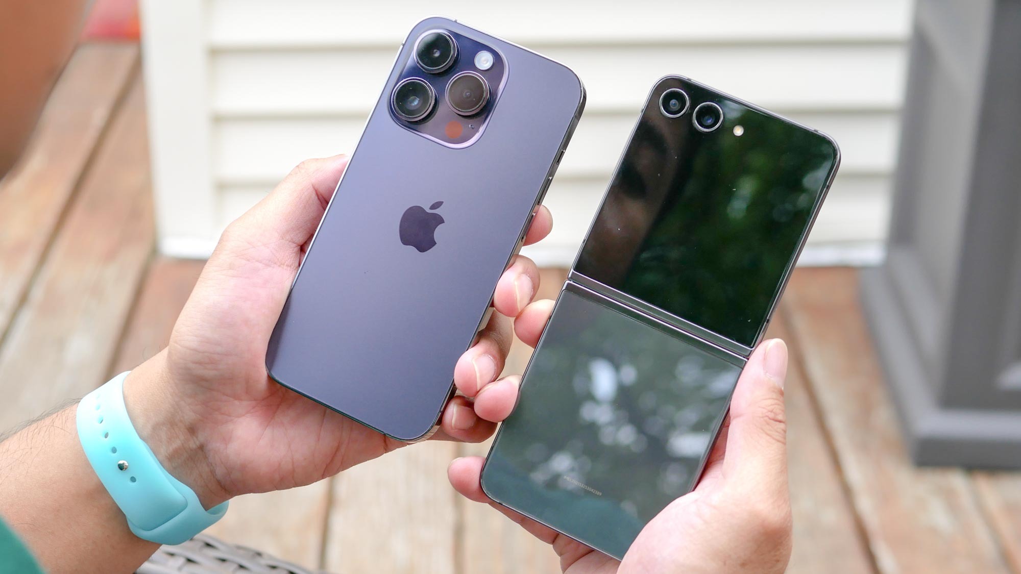 Side-by-side comparison of Apple iPhone 14 Pro Max and Samsung Galaxy Z Flip 5.