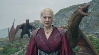 Emma D'Arcy dans le rôle de Rhaenyra, avec deux dragons derrière elle, dans la saison 2 de « House of the Dragon »