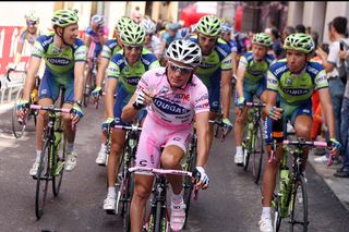 Danilo di Luca rolls into Milan in the leader's pink jersey, backed by his Liquigas team (Watson)
