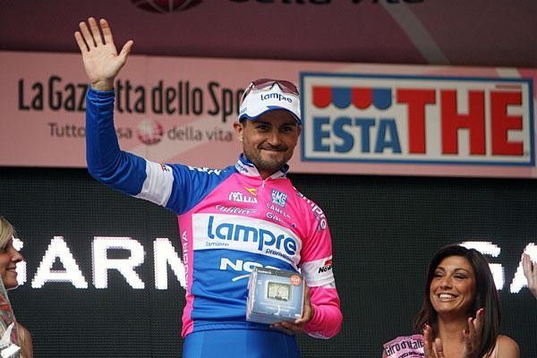 Marzio Bruseghin (Lampre) accepts his prize for his second Giro time trial win.